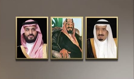 ثلاث صور وطنية للقيادة السعودية داخل إطارات ذهبية